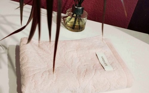 Полотенце махровое Monique розовое